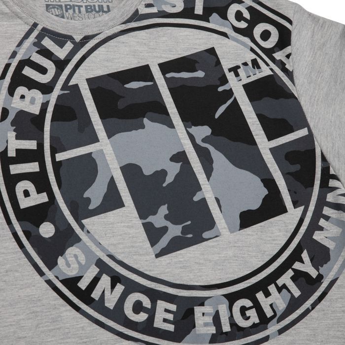 T-Shirt ganz in Schwarz mit Camouflage-Muster