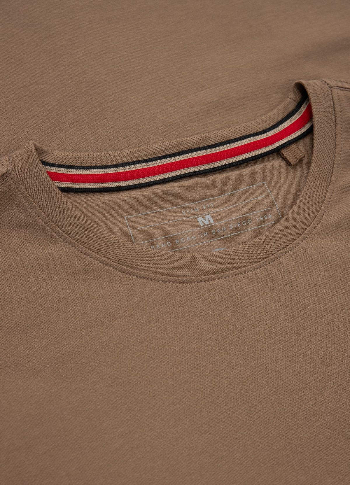 T-Shirt Slim Fit Kleines Logo
