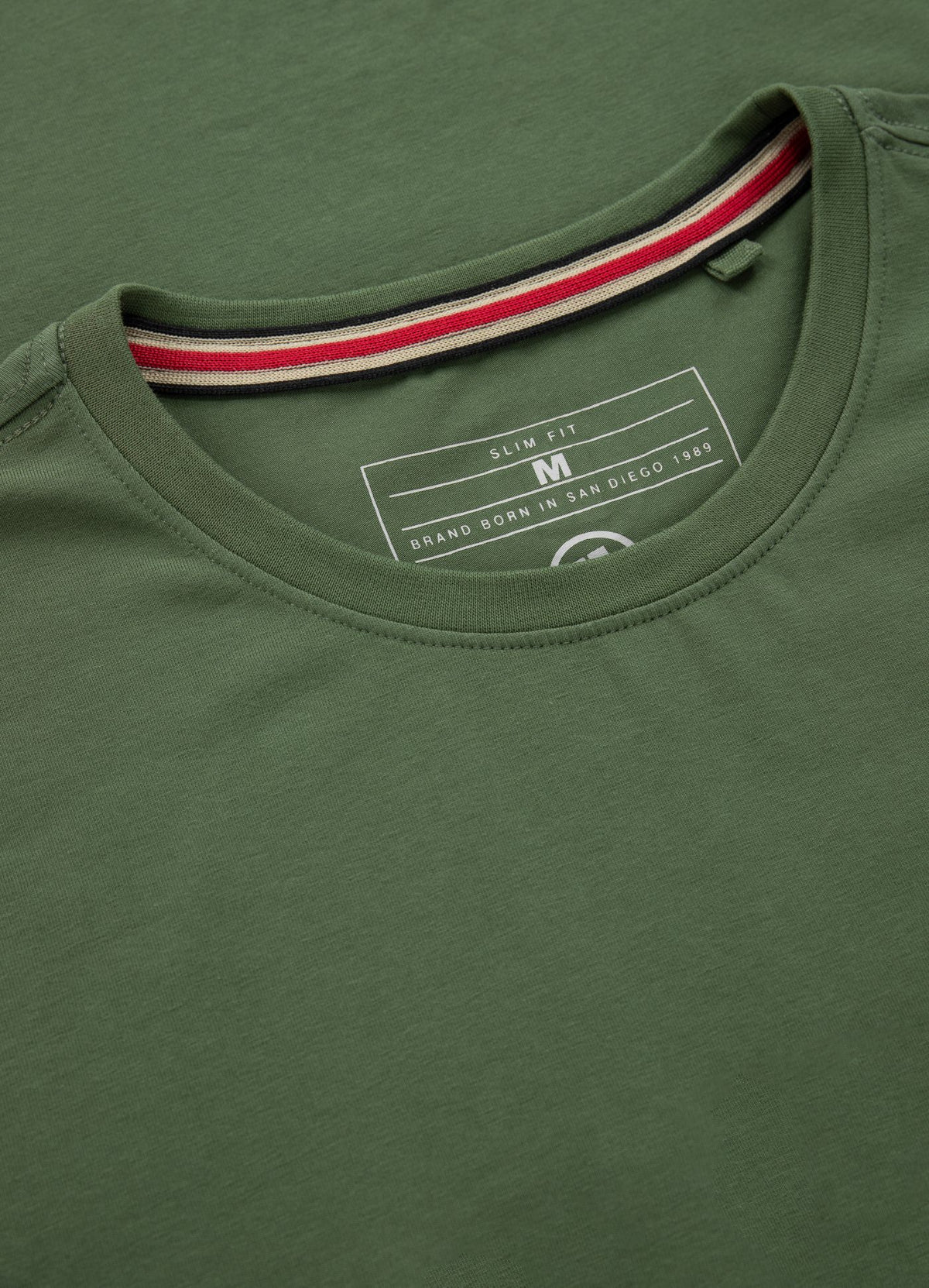 T-Shirt Slim Fit Kleines Logo