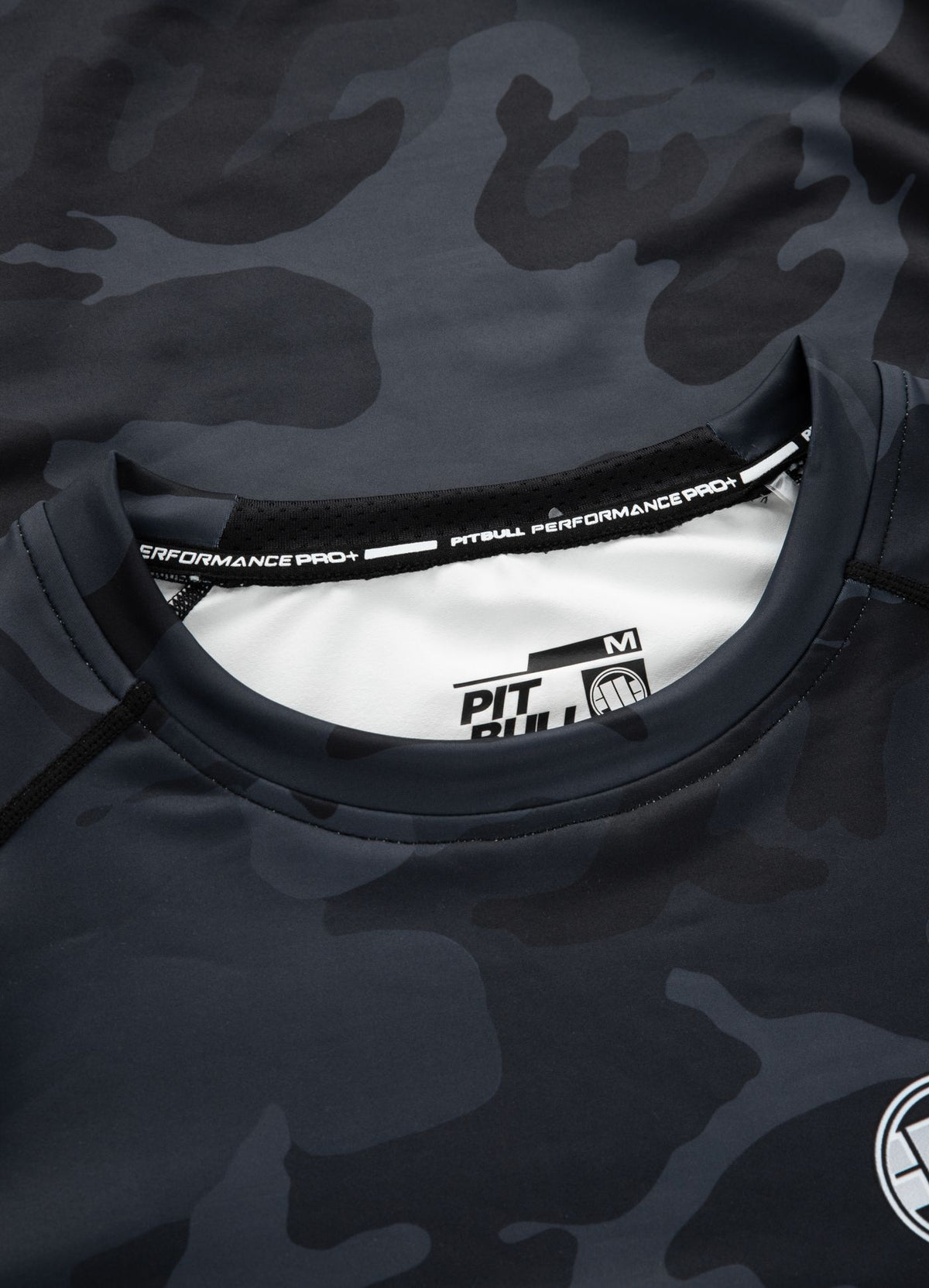 Rashguard Performance Pro plus All Black Camo Small Logo - Pitbull.eu